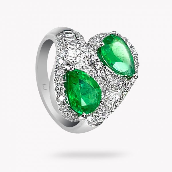 anillo de oro blanco diamantes y esmeraldas - Luque Joyeros